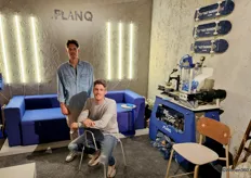 Tweelingbroers en ondernemers Dennis en Anton Teeuw, de oprichters van Planq. Op de achtergrond is een nieuw bankenconcept Super Sofa te zien.